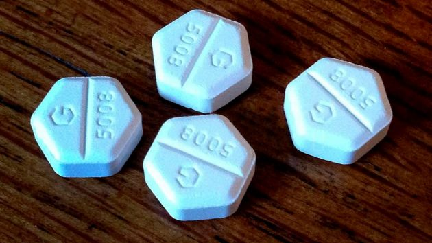 Caja con pastillas de misoprostol sobre una mesa